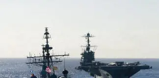 El crucero clase Ticonderoga USS Mobile Bay CG-53 junto al portaaviones USS John C Stennis CVN74 en el océano Pacífico. Foto: US Navy - Mass Communication Specialist 3rd Class Kenneth Abbate