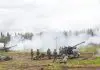 Soldados estonios pertenecientes al 15to Batallón de Artillería de la 1era Brigada de Infantería abren fuego con sus howitzers durante la operación Siil. Imagen: US Army.