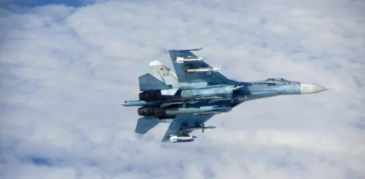 Su-27 Flanker siendo interceptado por un Typhoon asignado al 3rd Fighter Squadron durante una misión de Baltic Air Policing 2014. Imagen: Crown.
