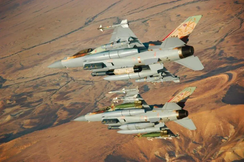 Una pareja de F-16I Sufa pertenecientes al The Bat Squadron. Los cazabombarderos están armados con misiles Delilah II y LGB Paveway II respectivamente. Imagen: Tal Shoham.