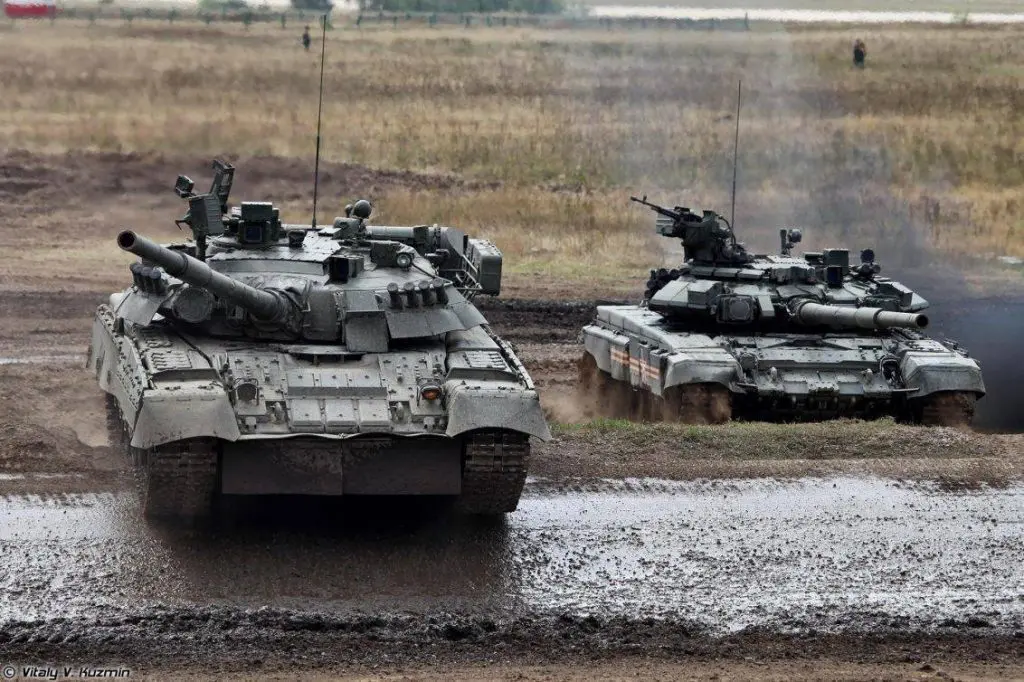 T-80U y T-90A. Junto al T-72B3 representan la actual fuerza de tanques rusos. Imagen: V. Kuzmin.