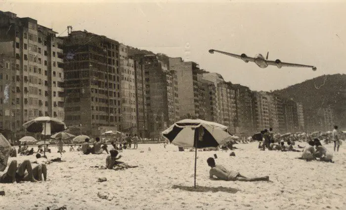 Rasante de un MK-6 de la FAE sobre la playa de Copacabana. Foto Internet.