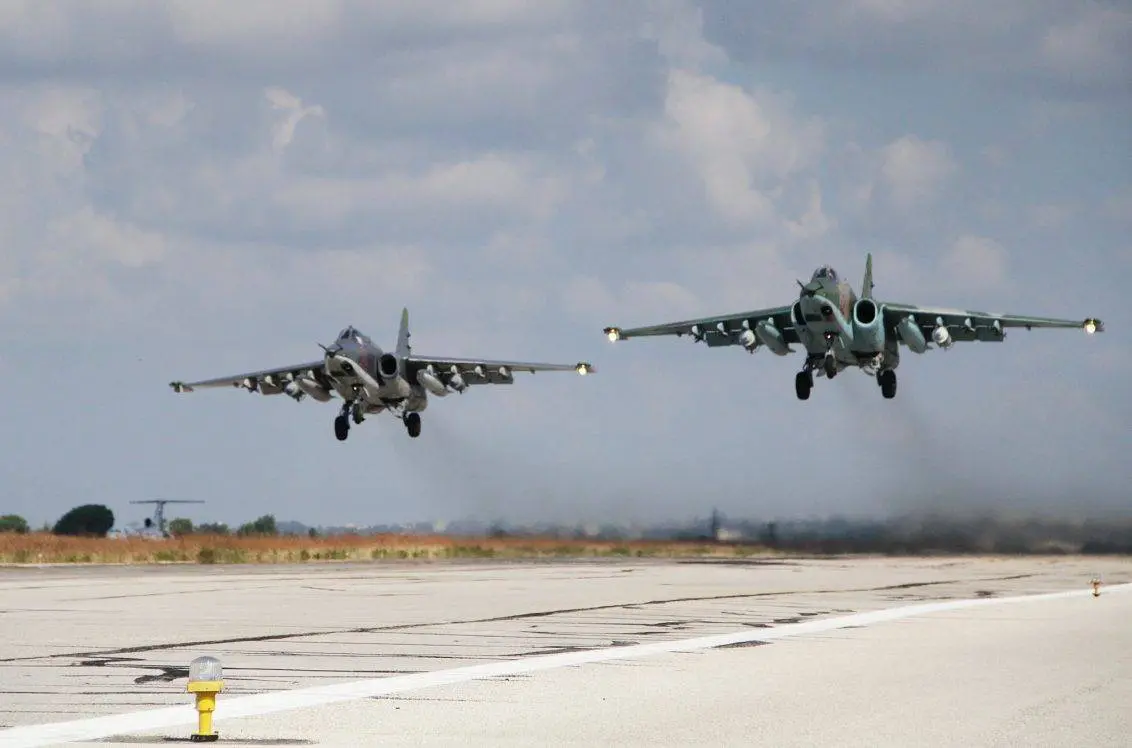 Aviones de apoyo aéreo cercano Su-25 despegando de la base aérea Hmeymim en Siria. 