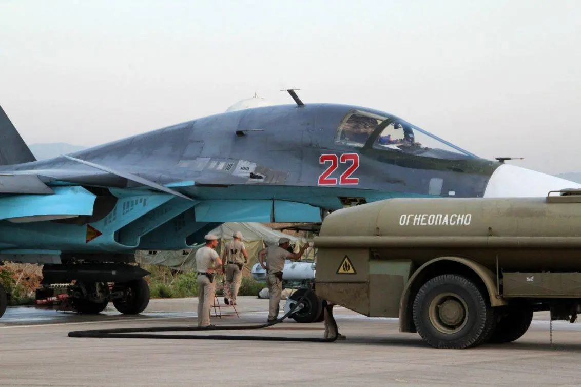 Cazabombarderos Su-34 de la Fuerza de Defensa Aeroespacial Rusa siendo reabastecidos de combustible en la base aérea Hmeymim en la provincia de Latakia de Siria. 
