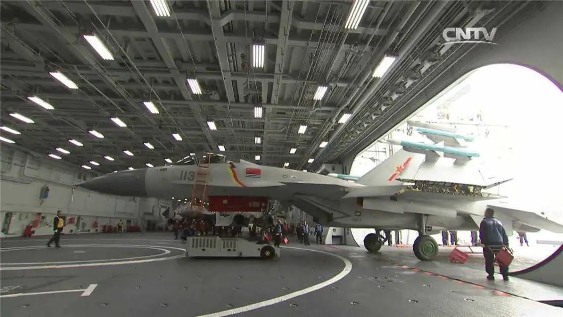 Un caza J-15 en el hangar del Liaoning