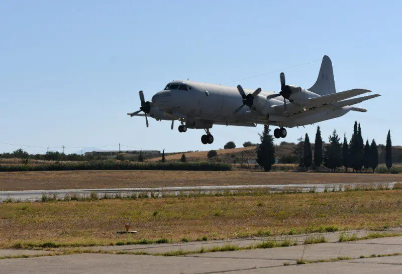 Proveniente de la base de Elefsis, un P-3B Orion heleno aterriza en Tanagra a los fines de iniciar los trabajos de modernización. Imagen: hellenicnavy gr