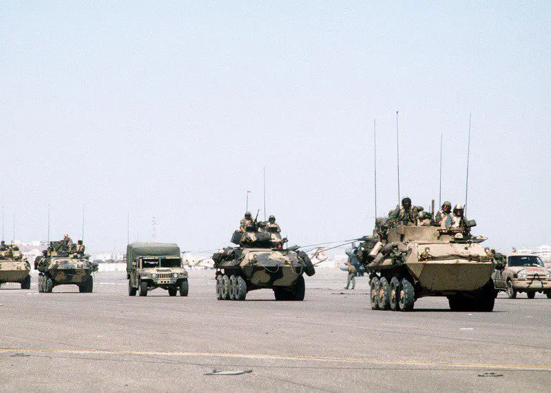 Columna de LAV del USMC durante su despliegue en la operación Desert Shield. Imagen: USMC