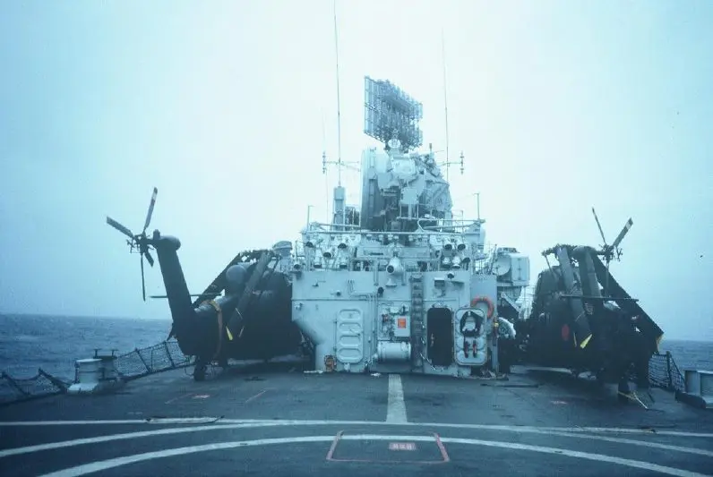 Aquella jornada, el “Yankie Charlee” y el “Humphrey” en la cubierta de la HMS Antrim horas antes del comienzo de las hostilidades. Foto vía Zona Militar.