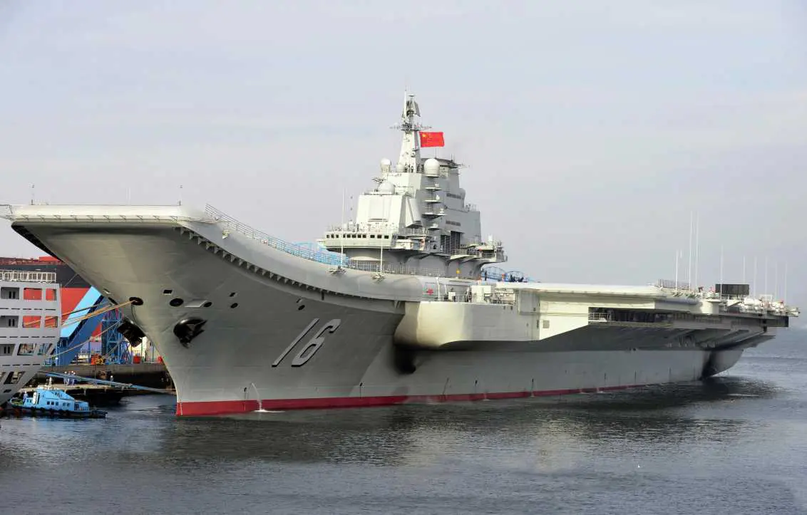 En esta foto publicada por la Agencia de Noticias Xinhua, el portaaviones chino Liaoning atraca en un puerto. China presentó formalmente su primer portaaviones en servicio el martes 25 de septiembre de 2012