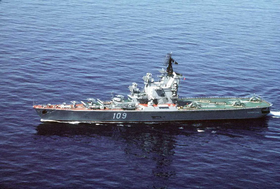 El Leningrado, el primer intento de la Unión Soviética de un verdadero buque de transporte de aviones moderno (por ahora llevaba sólo helicópteros).