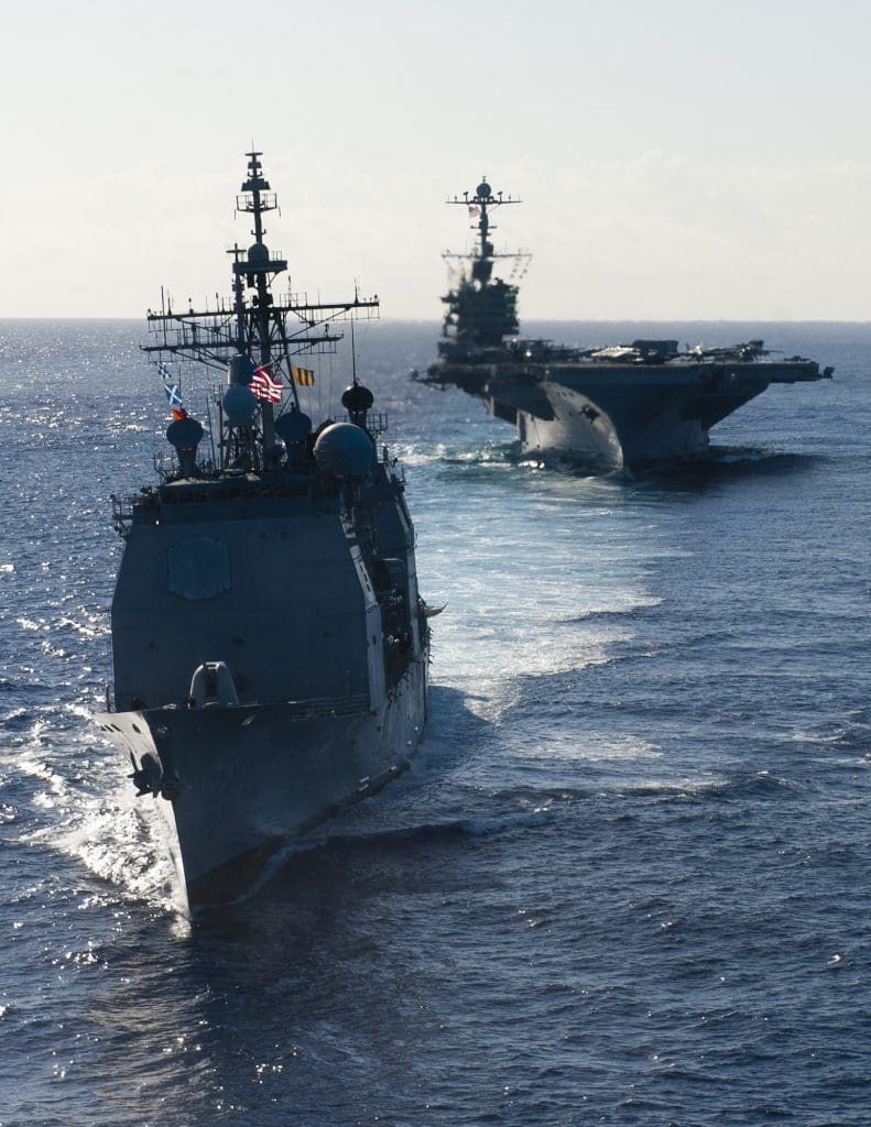 El crucero clase Ticonderoga USS Mobile Bay CG-53 junto al portaaviones USS John C Stennis CVN74 en el océano Pacífico. Foto: US Navy - Mass Communication Specialist 3rd Class Kenneth Abbate