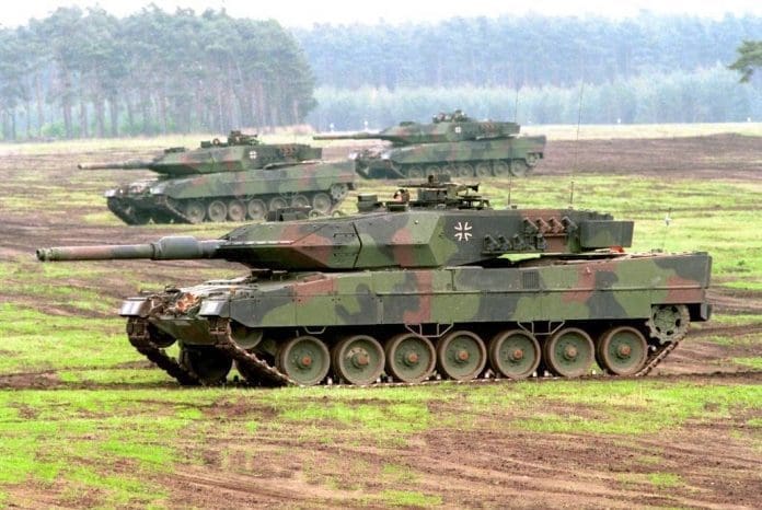 Leopard 2A5 del Bundeswehr se ejercitan en el terreno. Imagen: Internet.