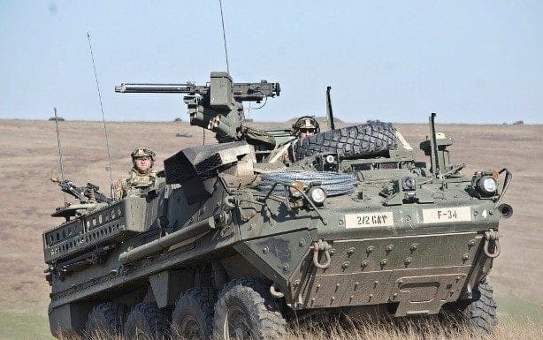 M-1126 Stryker maniobra en el campo de entrenamiento de Smardan, Rumania, durante ejercicios conjuntos realizados en abril de 2015. Imagen: US Army - Sgt. William A. Tanner.