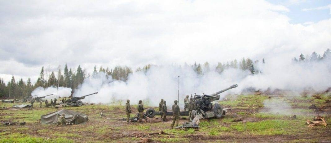 Soldados estonios pertenecientes al 15to Batallón de Artillería de la 1era Brigada de Infantería abren fuego con sus howitzers durante la operación Siil. Imagen: US Army.