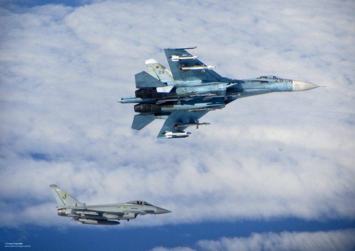 Su-27 Flanker siendo interceptado por un Typhoon asignado al 3rd Fighter Squadron durante una misión de Baltic Air Policing 2014. Imagen: Crown.