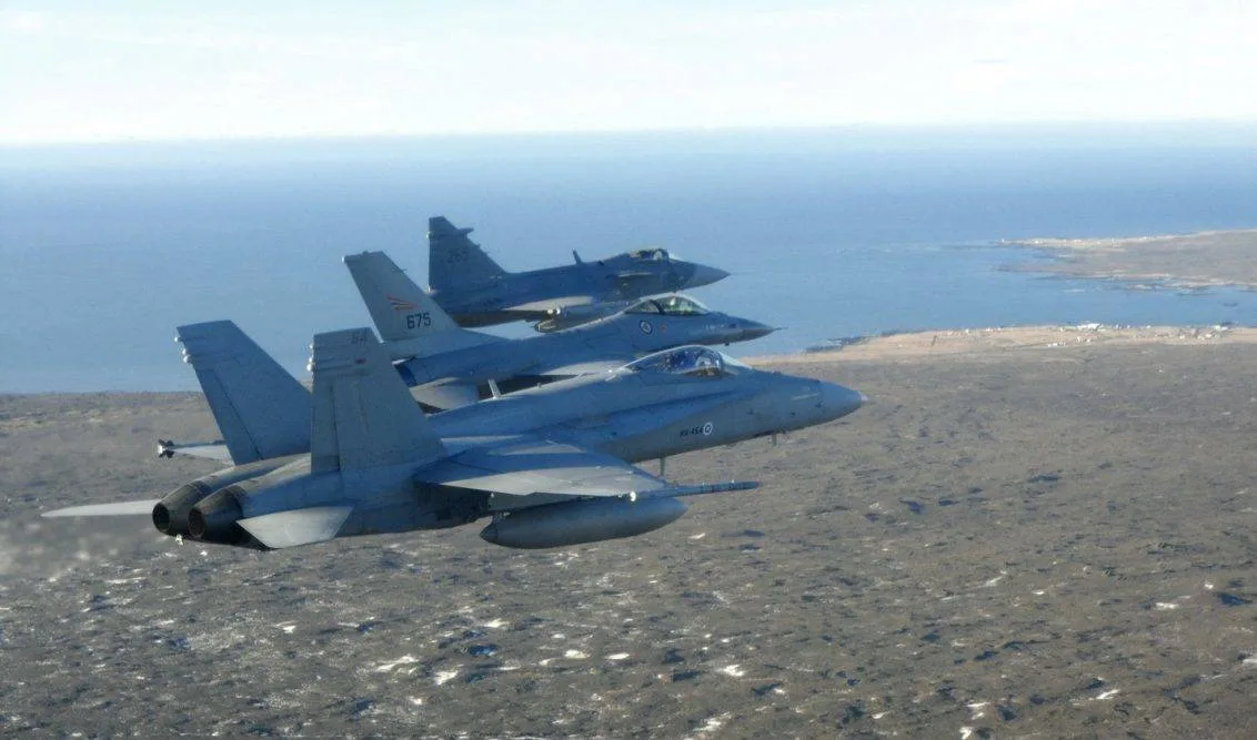 F-18C Hornet, F-16AM Fighting Falcon y JAS-39C Gripen forman durante el ACE 2013. Imagen: Forsvaret