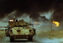 M-2A2 ODS Bradley abre fuego con su cañon de 25mm contra una posición enemiga durante su avance hacia la capital de Iraq. Imagen: Internet