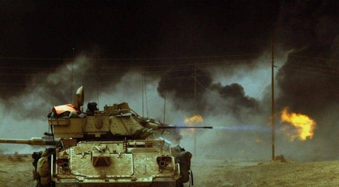 M-2A2 ODS Bradley abre fuego con su cañon de 25mm contra una posición enemiga durante su avance hacia la capital de Iraq. Imagen: Internet