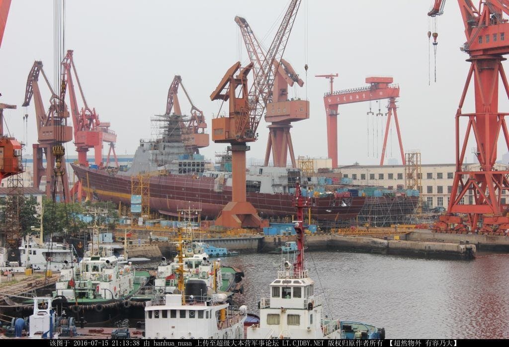 Dos Destructores Tipo  052D Clase Luyang III en distintas fases de construcción en los astilleros 2 y 3 de Dalian 