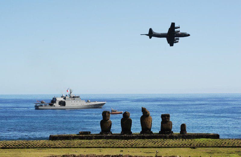 P-3ACh operando en conjunto con un Patrullero de Zona Marítima durante el operativo Mata Ui. Imagen: Armada de Chile.