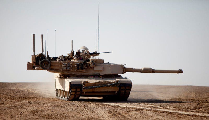 M-1A1 Abrams de la 1st MarDiv operando en Helmand, Afganistán. Este tanque en particular cuenta con blindaje - ew. Imagen : Sgt Brian A. Lautenslager - USMC
