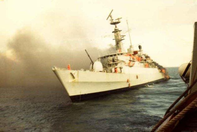 HMS Ardent en el Estrecho de San Carlos el 21 de mayo. Herida de muerte, había realizado su última misión de guerra. Foto vía Zona Militar 