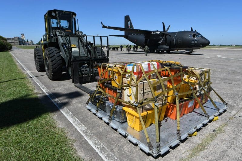 En el Palomar se realizó carga de palet compatible con el C-130 Hércules. Imagen: Leonardo Finmeccanica.