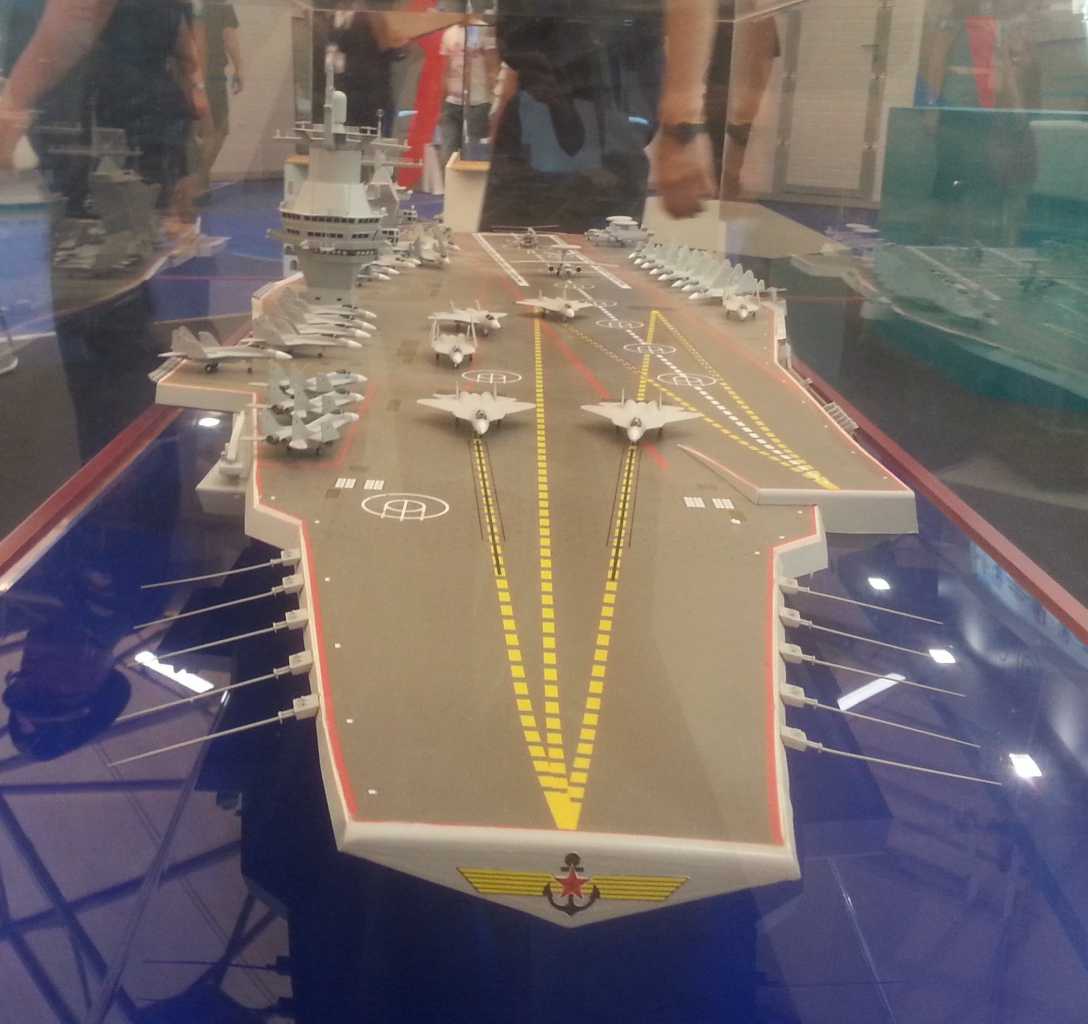 Modelo del portaaviones Proyecto 23000E 'Shtorm', presentado en la Exhibición Militar del Ejército 2015