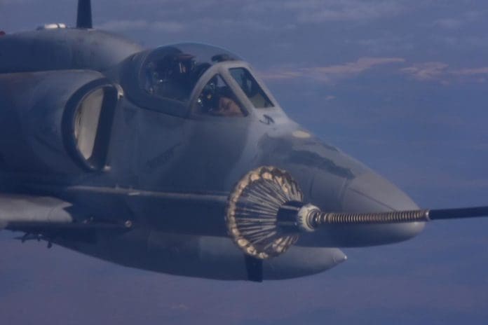 A-4Ar-Fightinghawk-reabastecimiento-Integrador-Dedalo-2019-4-696x464.jpg