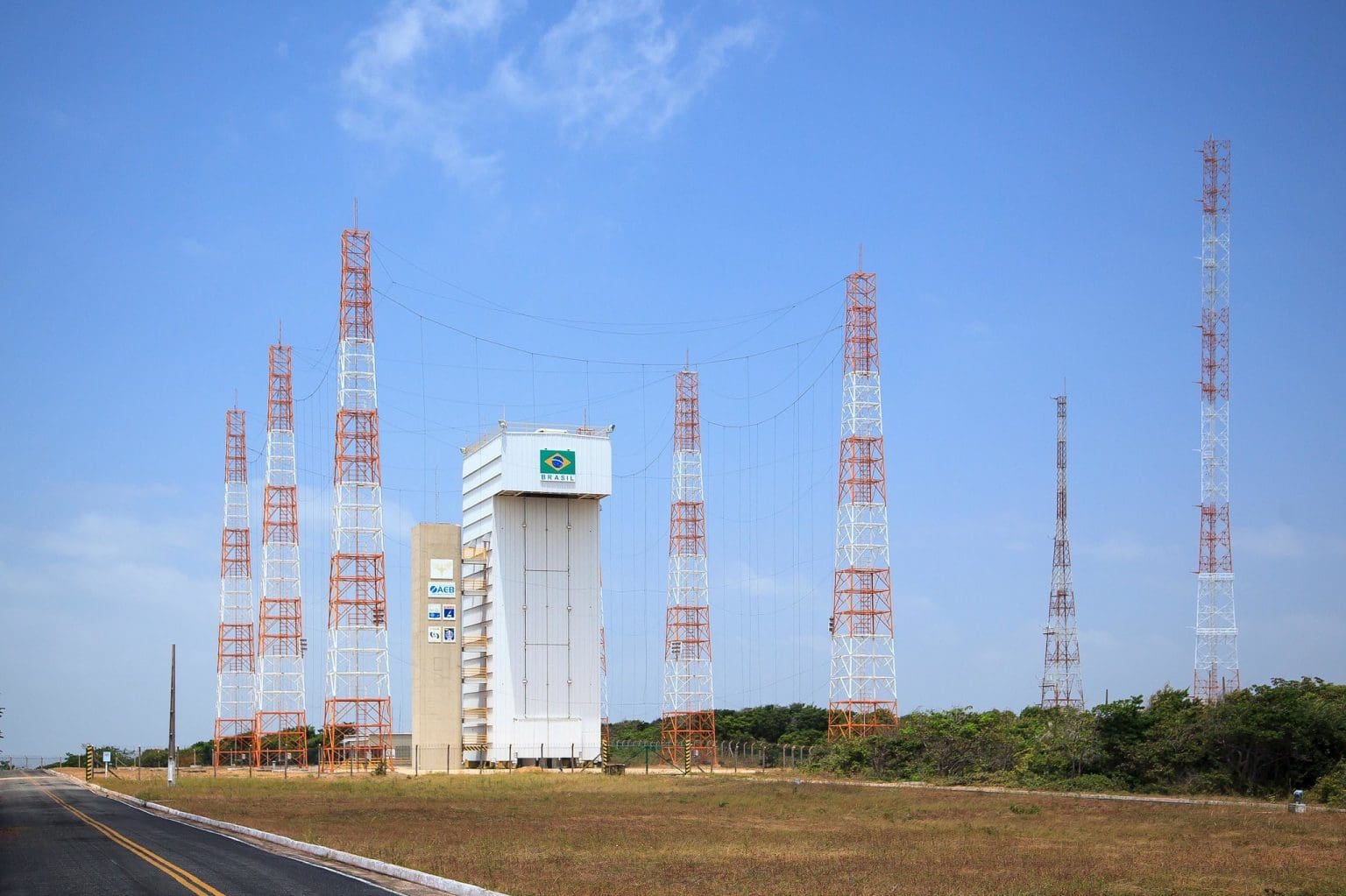 Fuerza Aérea y la Agencia Espacial Brasileña firman acuerdo de cooperación
