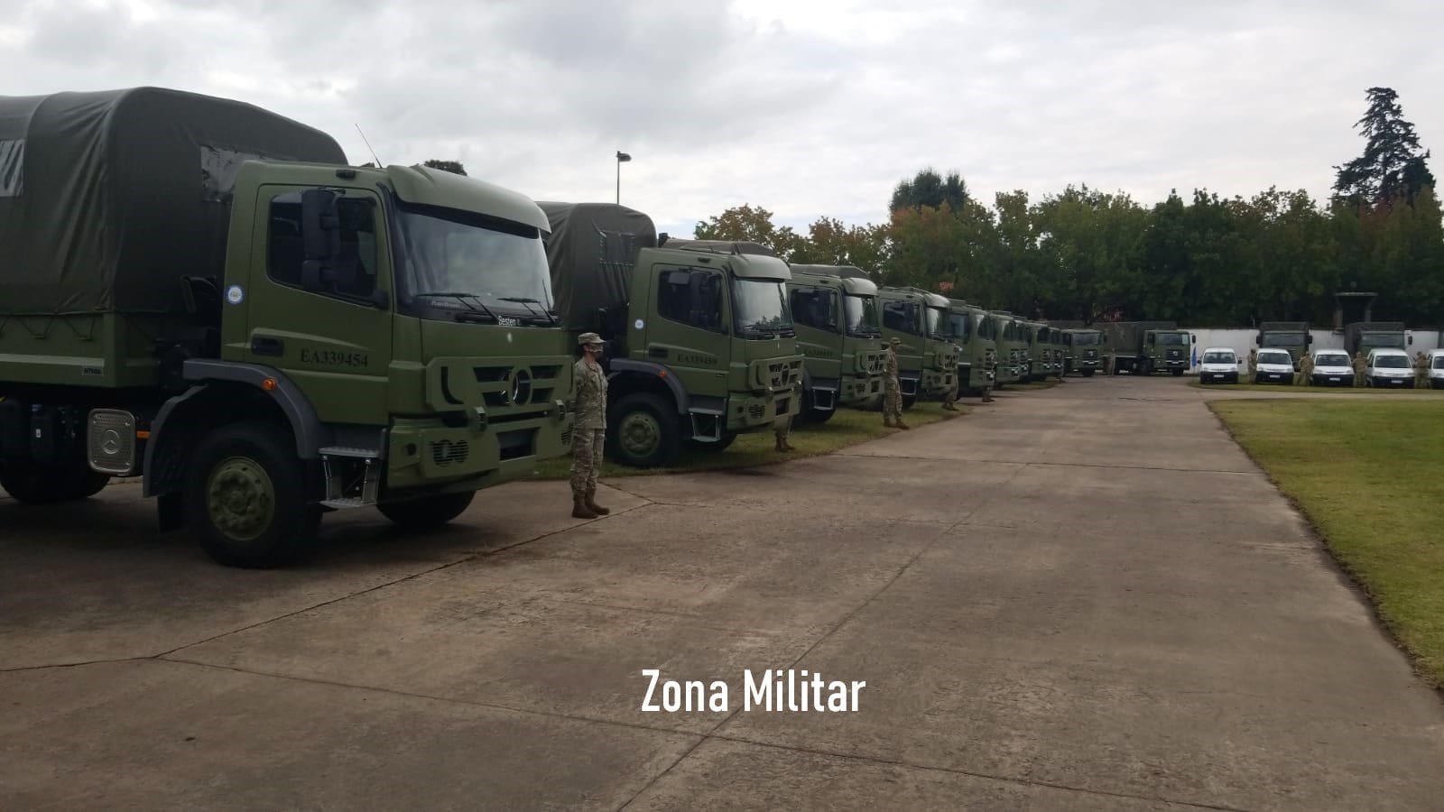 Un detalle de los nuevos vehículos y equipamiento entregado al Ejército