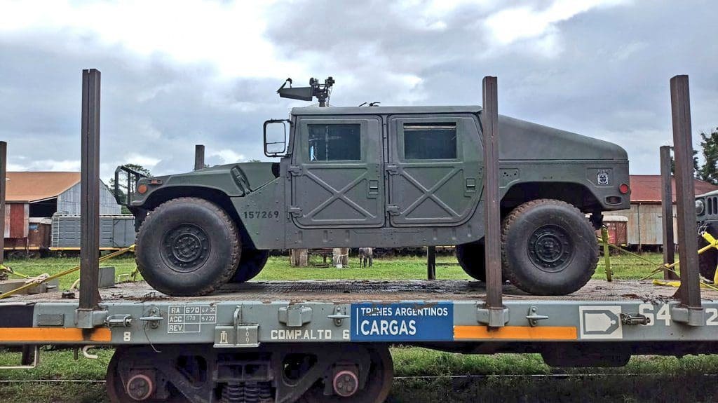 Traslado de vehículo HUMVEE del Regimiento de Caballería de Exploración 12 «Dragones Coronel Zelaya» (RC Expl 12) en tren.