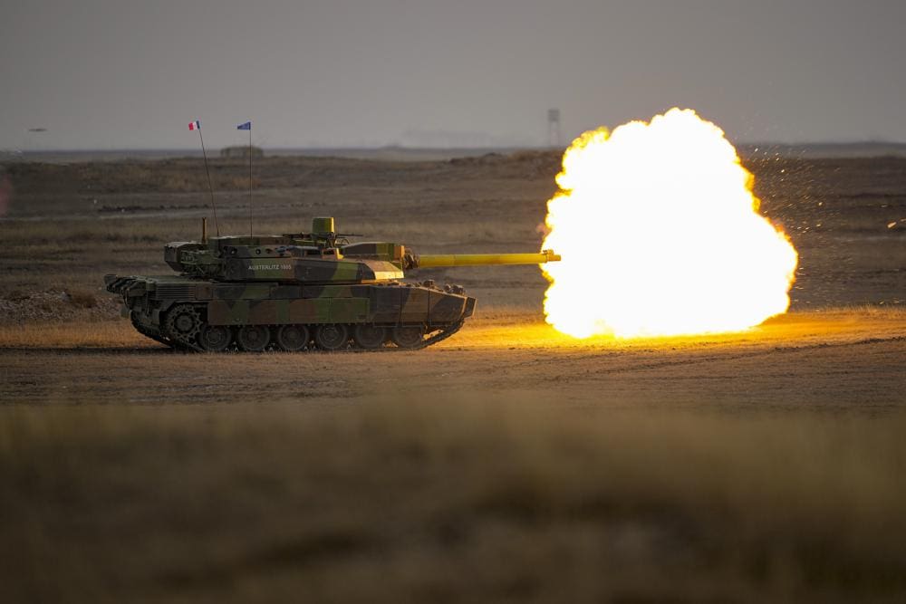 Tanque Leclerc abriendo fuego en ejercicios realizados en Rumania. Créditos: AP