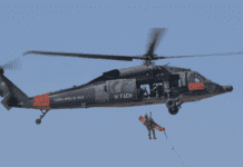 UH-60 de la FACH en maniobra de Fast Rope. Créditos: Helosmag
