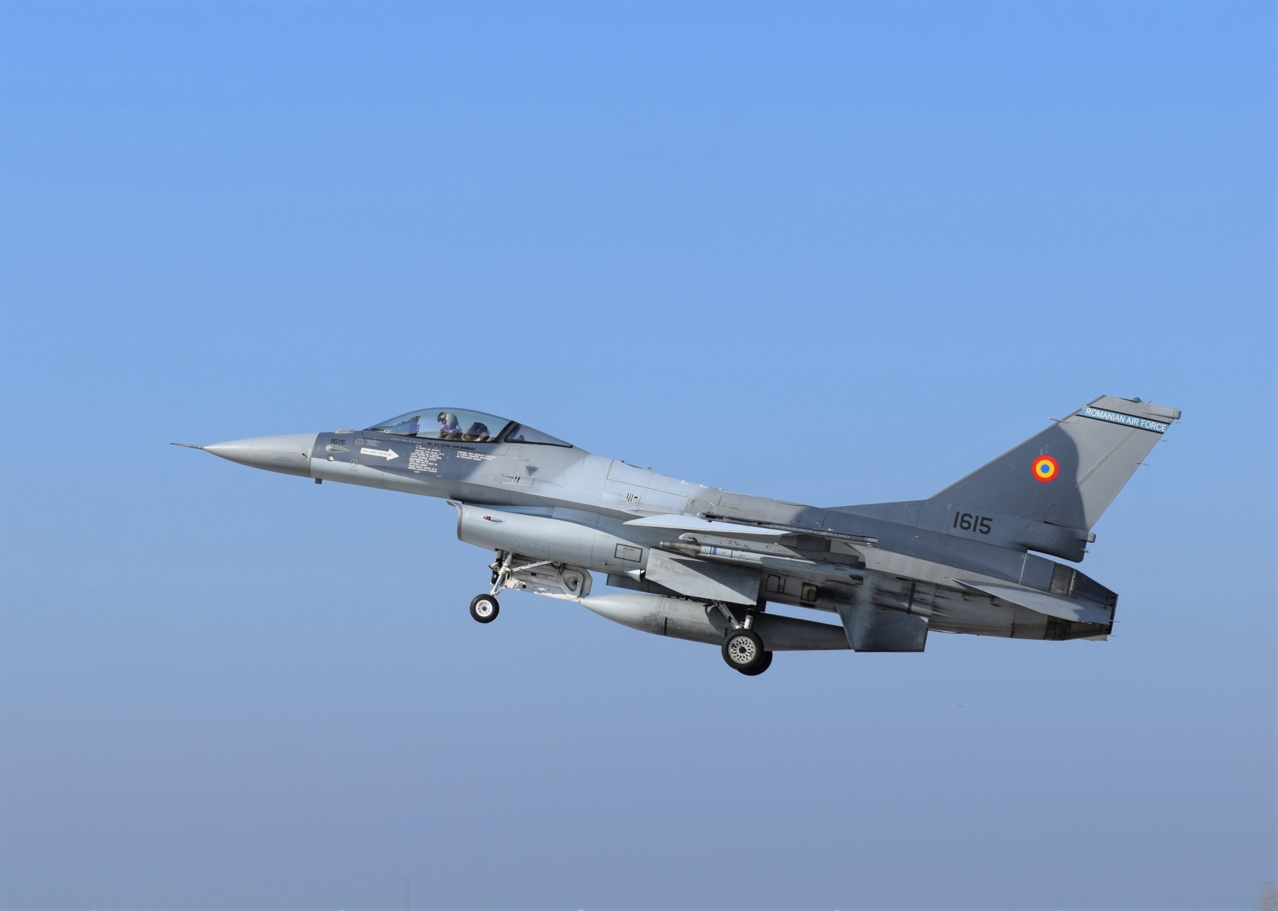 Per addestrare i piloti ucraini, Lockheed Martin cerca di aprire un centro di addestramento per caccia F-16 in Romania