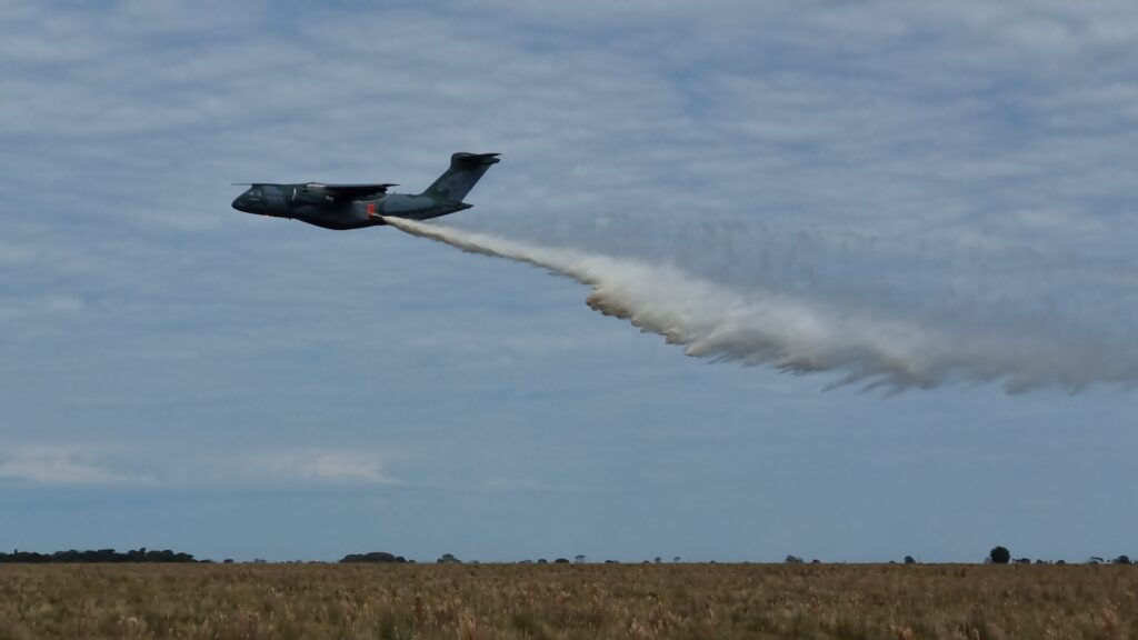 Aeronave KC-390 Millennium equipada con Sistema Modular Aerotransportado de Lucha contra Incendios (MAFSS).