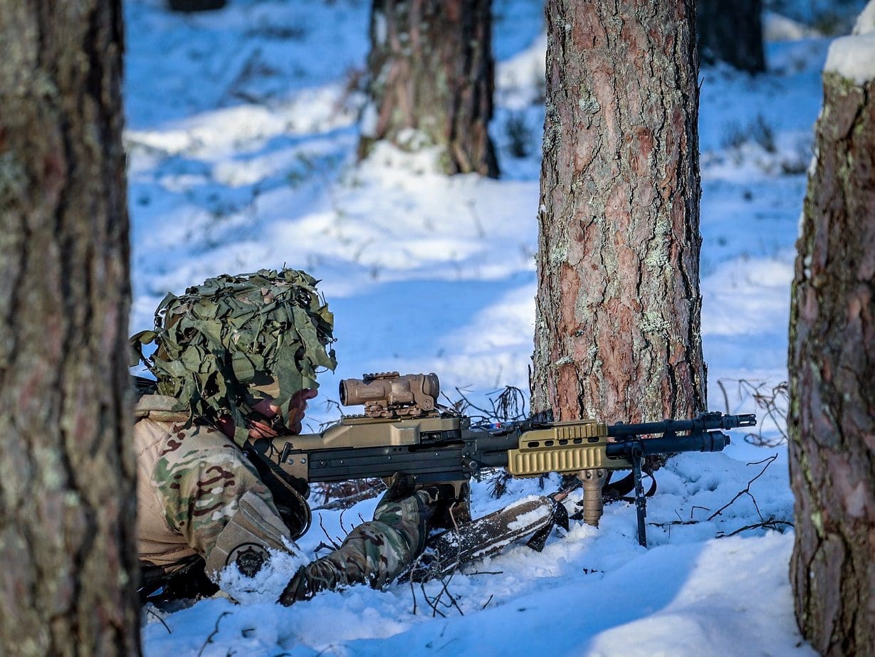 soldado danés disparando con un ametralladora M60E6