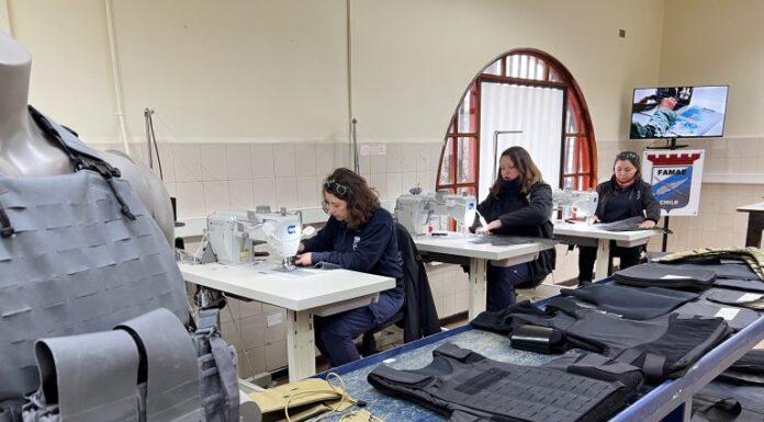 FAMAE y NFM firman un acuerdo para fabricar indumentaria táctica y chalecos balísticos en Chile