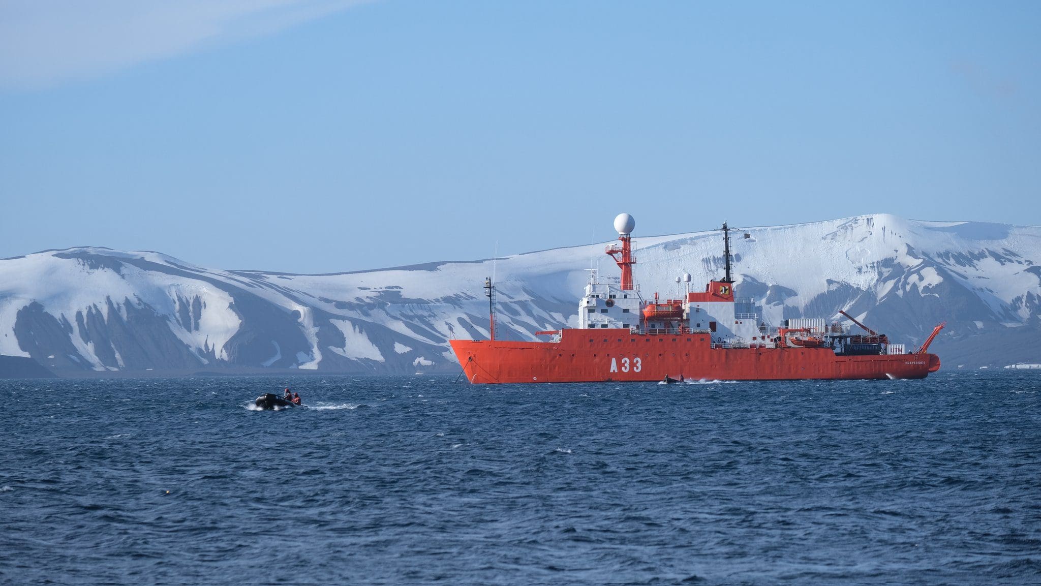 El buque de investigación oceanográfica "Hespérides" de la Armada Española  ultima detalles previo al inicio de la Campaña Antártica