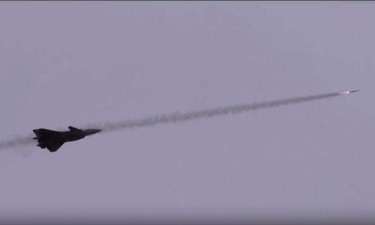 Es registrado por primera vez el lanzamiento de un misil aire-aire PL-10 desde un caza J-20 de la Fuerza Aérea de China