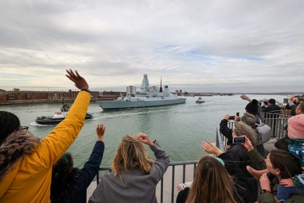 La Real Armada británica despliega el destructor HMS Diamond para