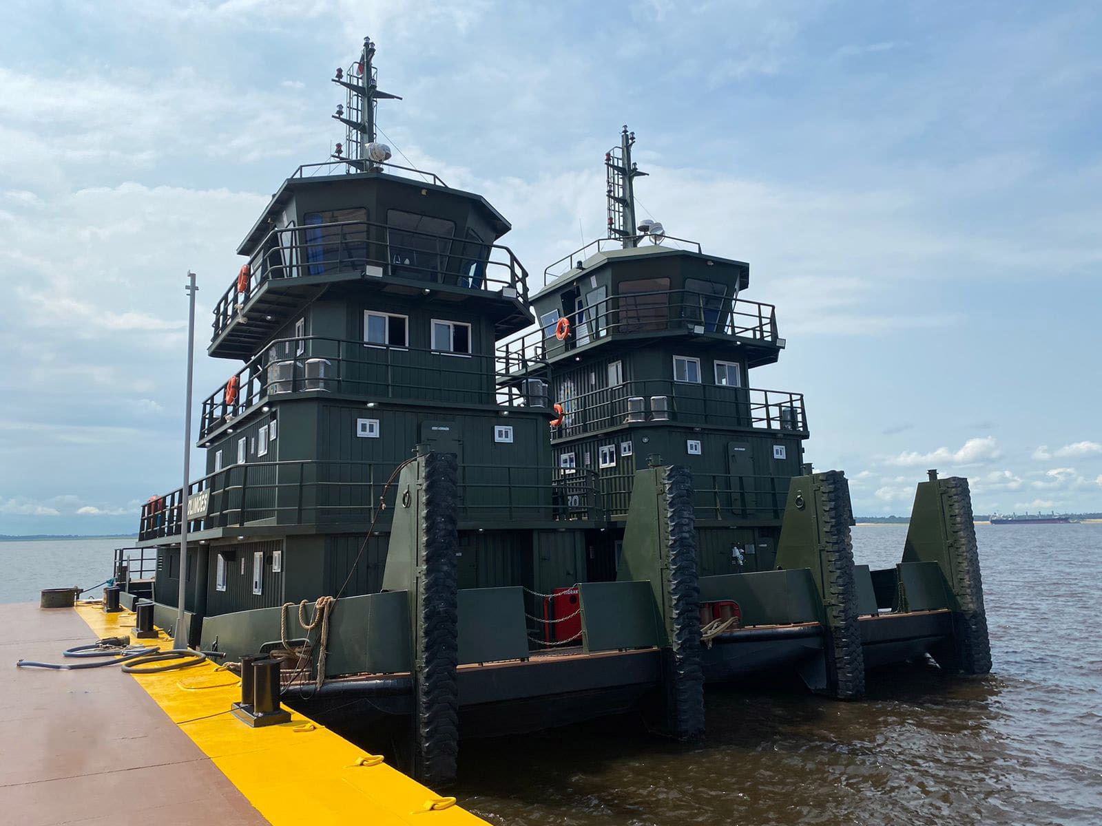 Remolcadores de empuje fluviales para el transporte logístico de tropas y suministros en la Amazonia.