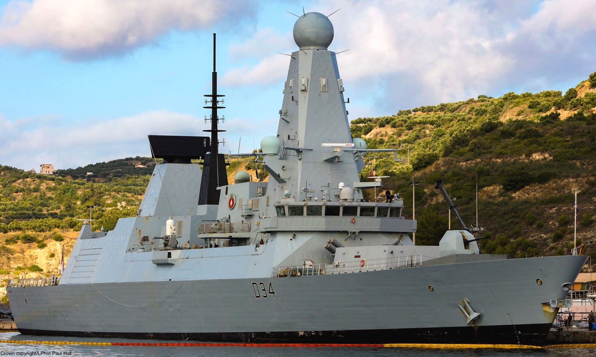 La Real Armada británica despliega el destructor HMS Diamond para