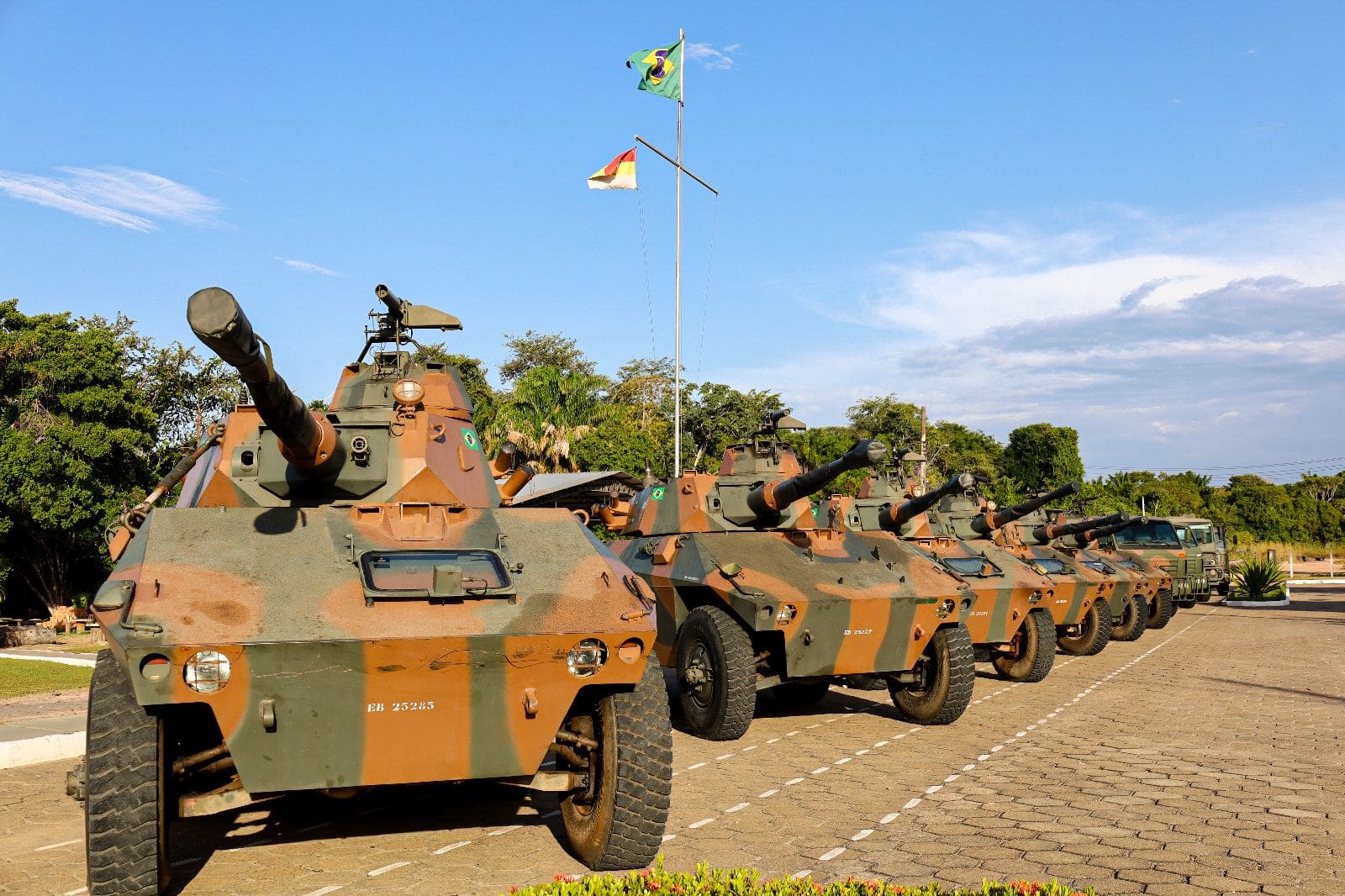 www.zona-militar.com