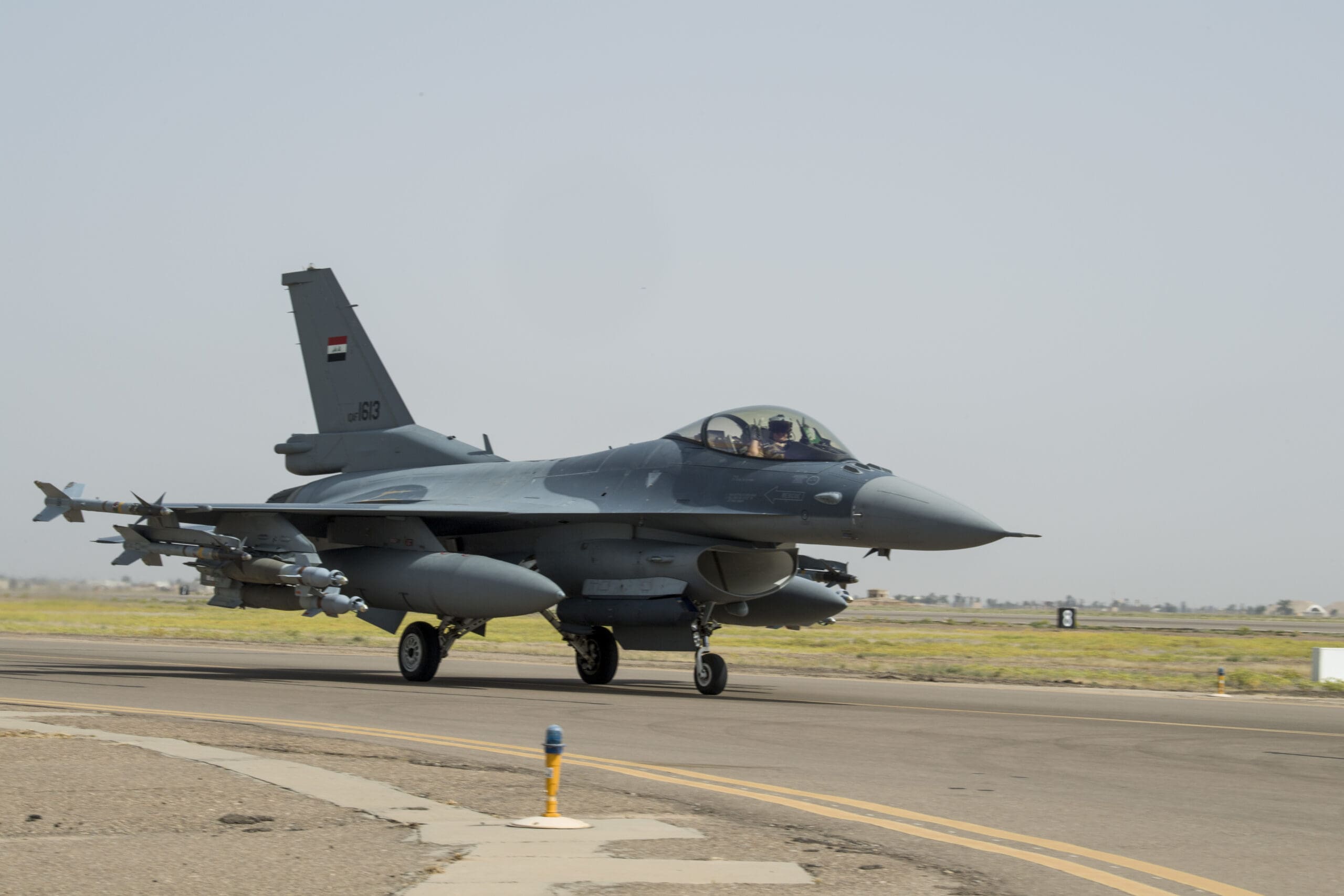 Die F-16 der irakischen Luftwaffe werden mit dem neuen elektronischen Kriegsführungssystem AN/ALQ-211 ausgestattet