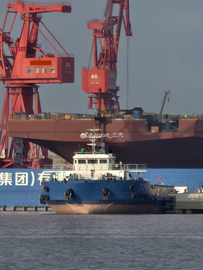 El nuevo buque de asalto anfibio Tipo 076 de la Armada de China va