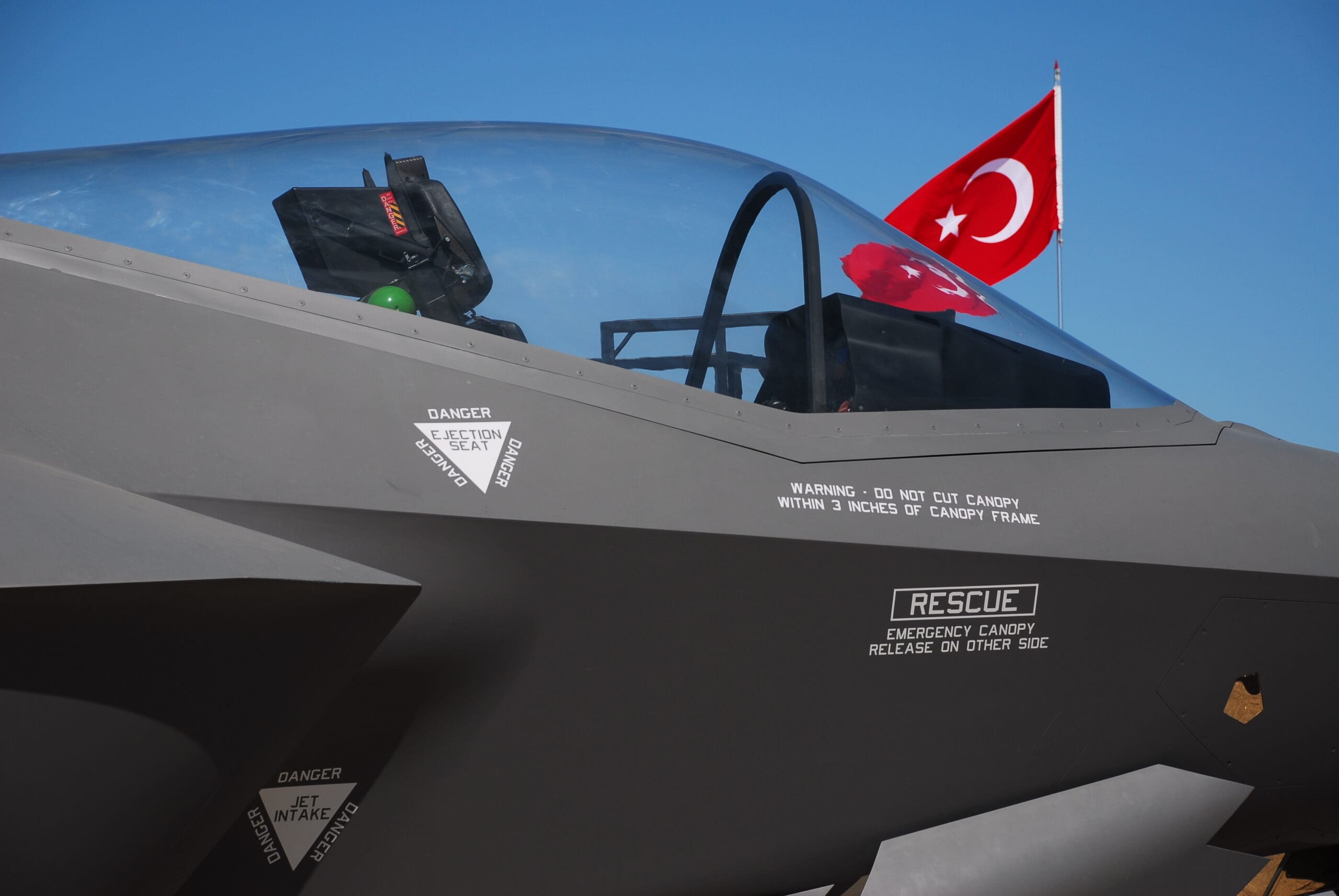 Un caza F-35 con la bandera de Turquía de fondo