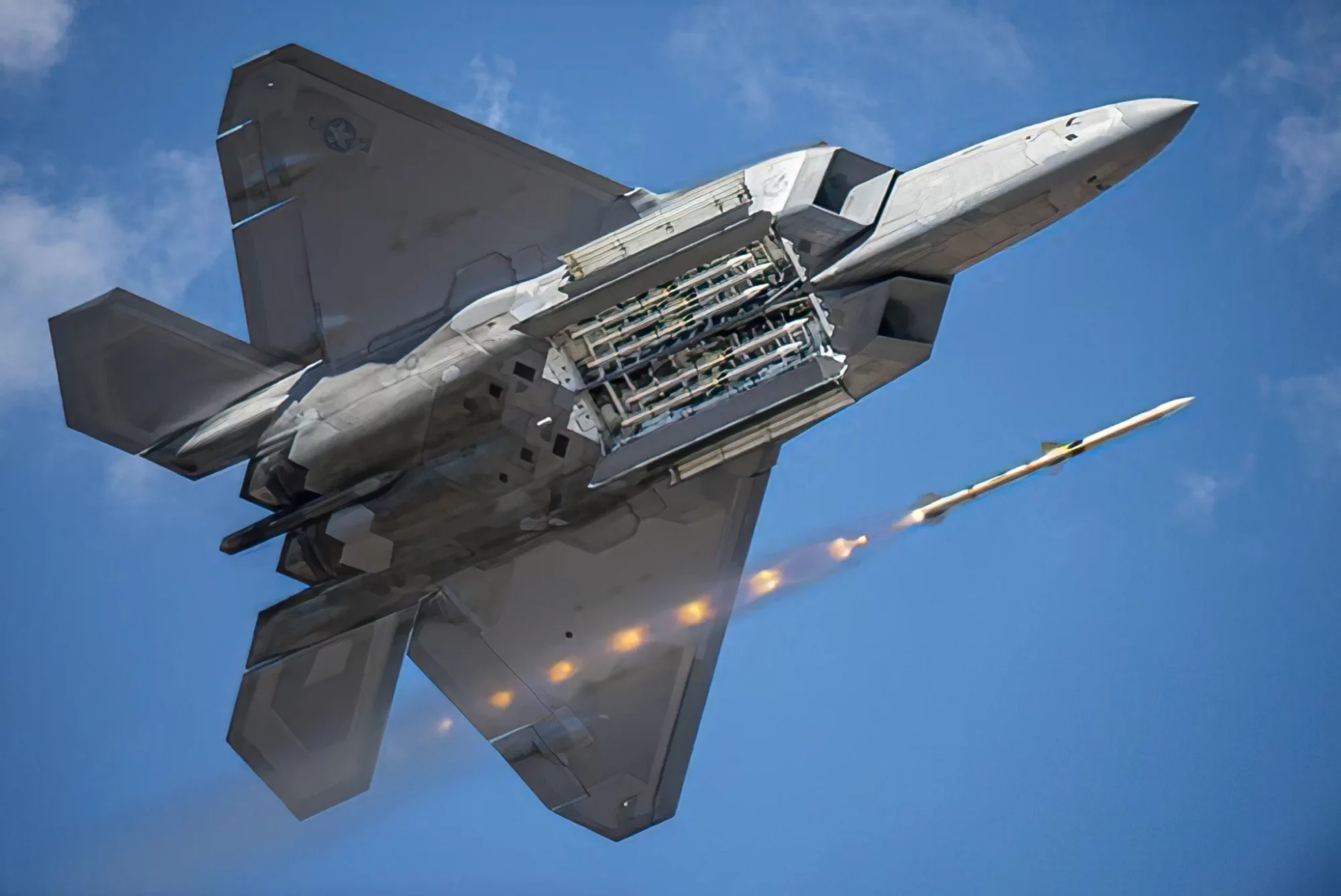 Un caza F-22 disparando un misil