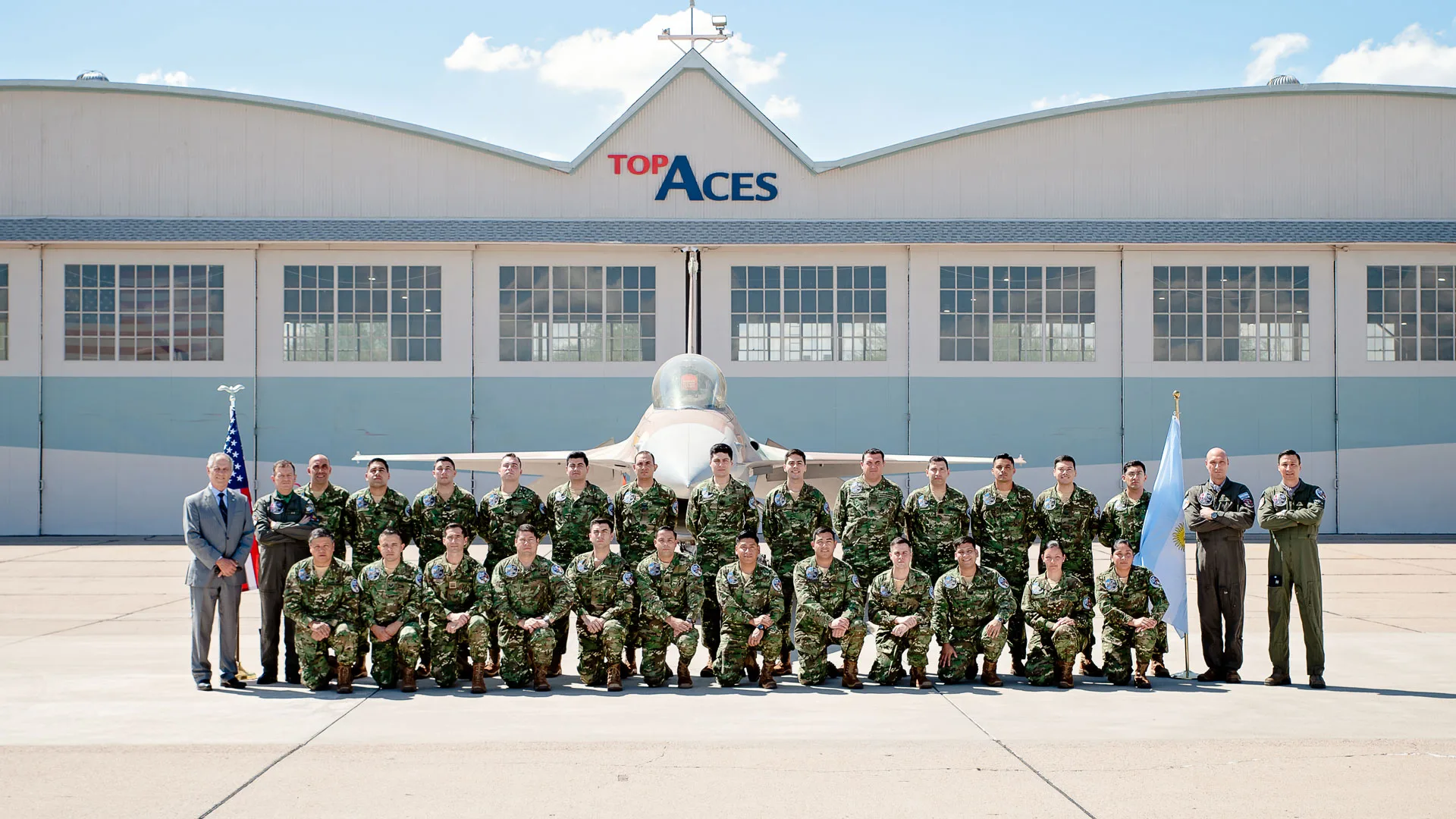 personal de la Fuerza Aérea Argentina junto a un F-16 de Top Aces