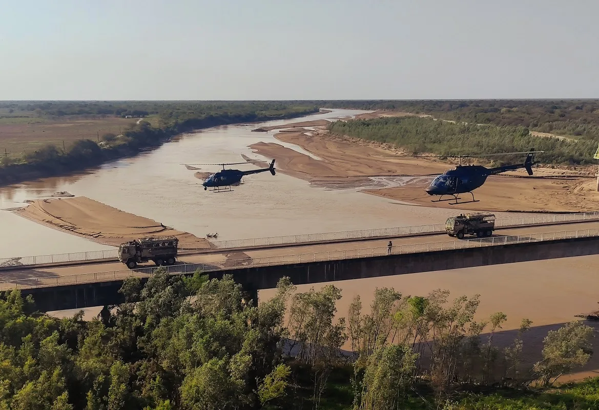 camiones FMTV y helicópteros AB206 durante el ejercicio libertador